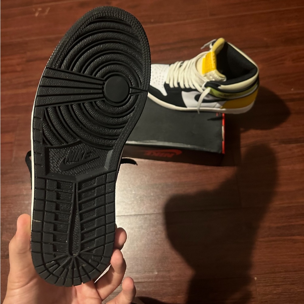 Air Jordan 1 Retro High OG 'Volt
Gold' size 9 men’s